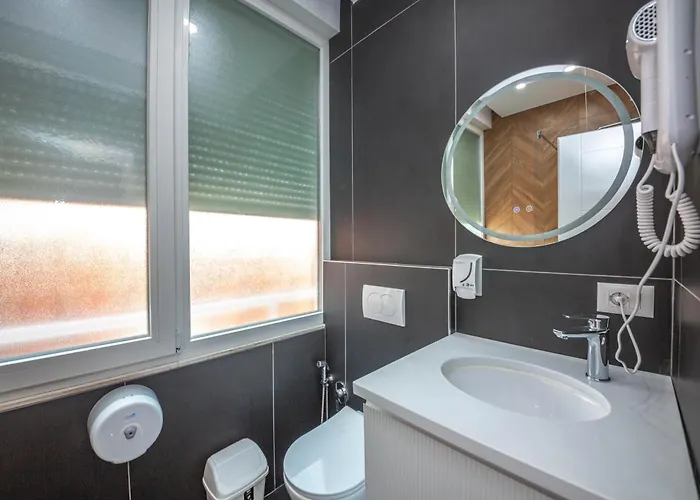 Downtown Boutique ティラナ